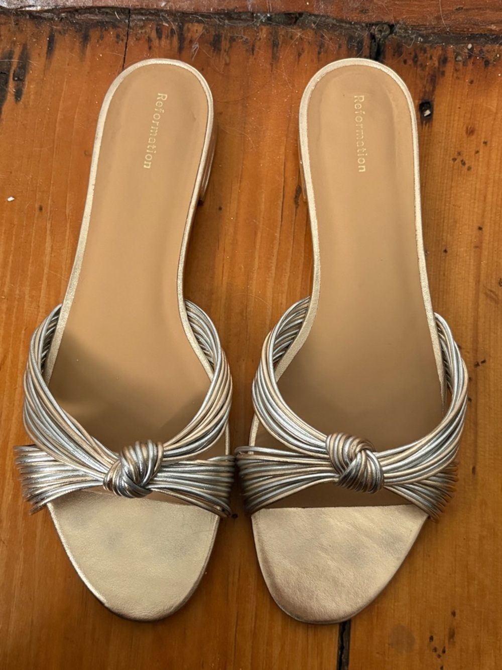Reformation Peridot Mignon Knot Flat Sandals in Silver/Gold, Size 10 - Metallic - Picture 2 of 10